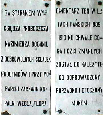 Tablice na bramie cmentarza