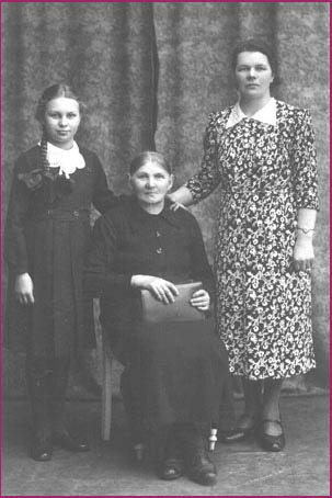 z mam� i babci�, 1936 r.